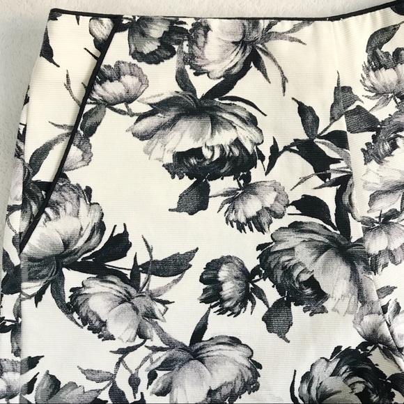 Topshop Mono Floral Print Shorts - Picture 2 of 6